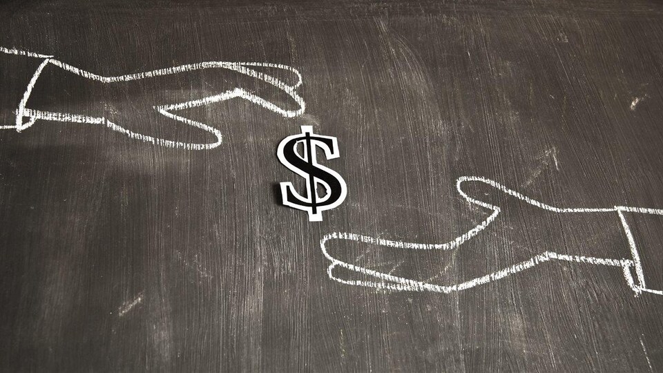 Un symbole de dollar remis d'une main à une autre.