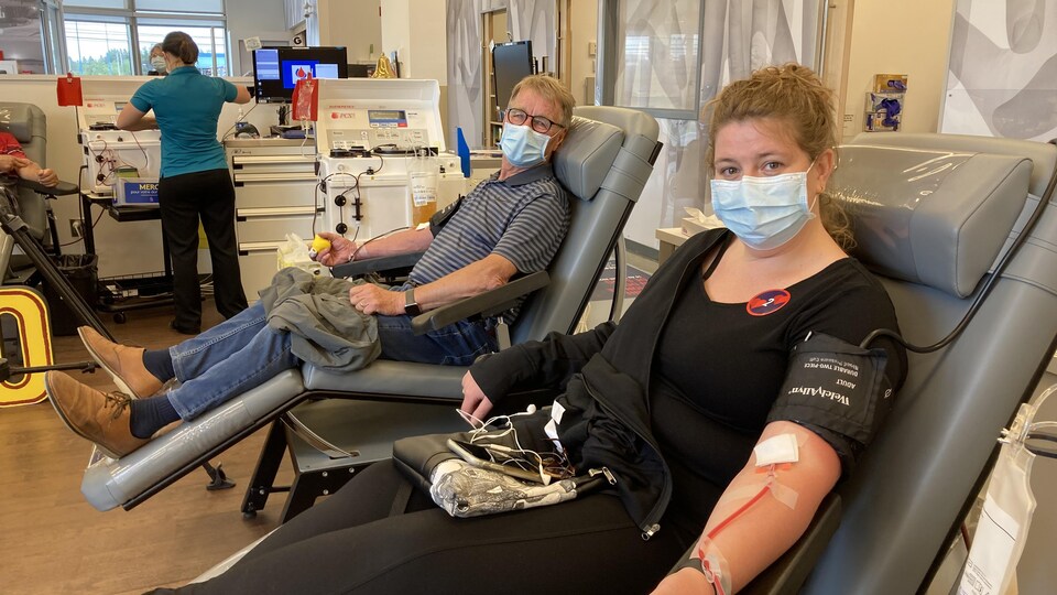 Un homme et une femme font un don de plasma.