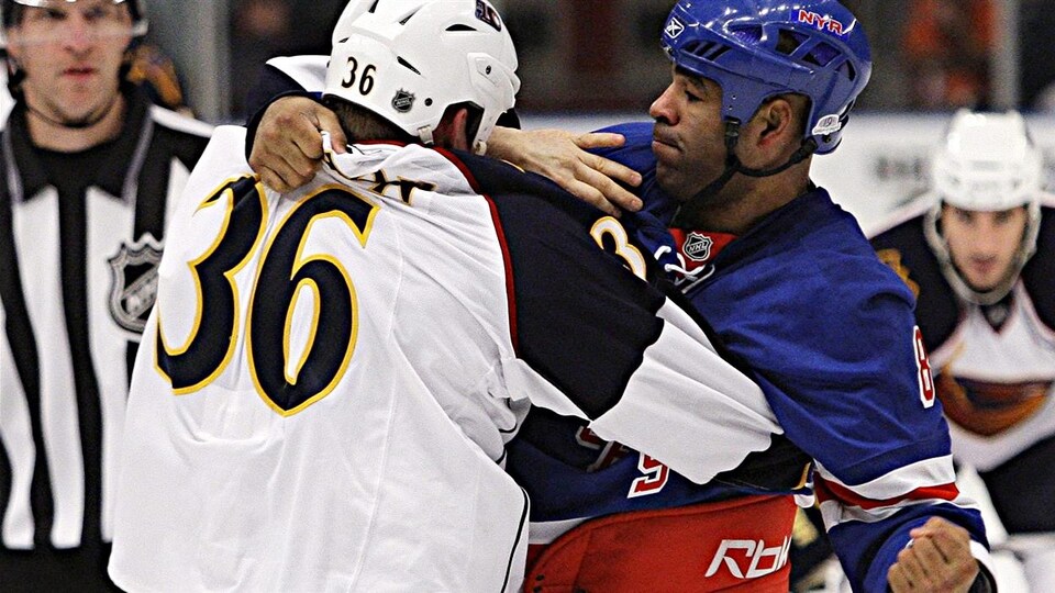 Donald Brashear est impliqué dans une bagarre dans un match contre les Trashers d'Atlanta.