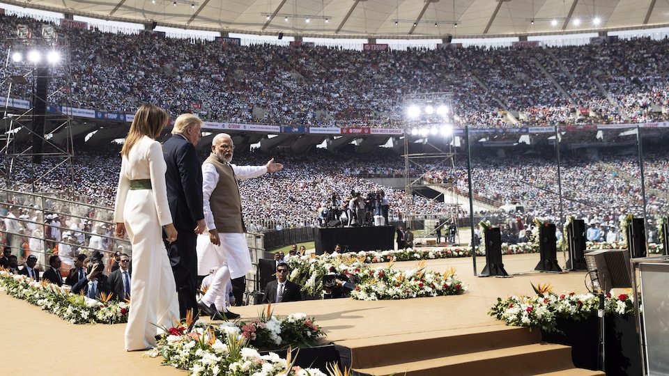 Melania et Donald Trump suivent Narendra Modi sur une scène.