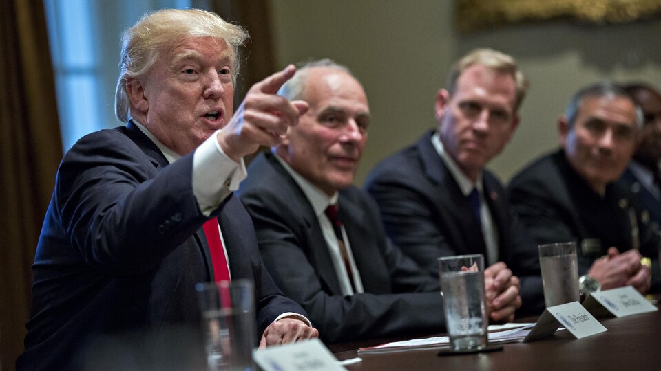 Donald Trump pointe du doigt.