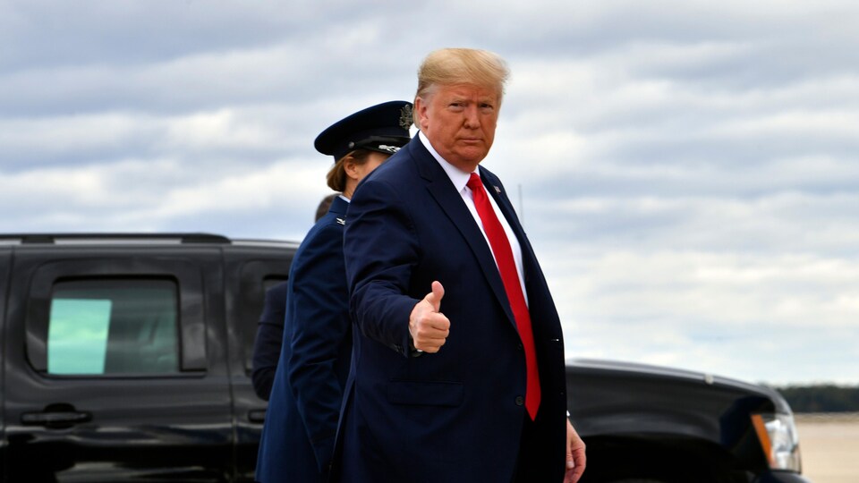 Donald Trump sur une piste d'atterrissage de son avion présidentiel.