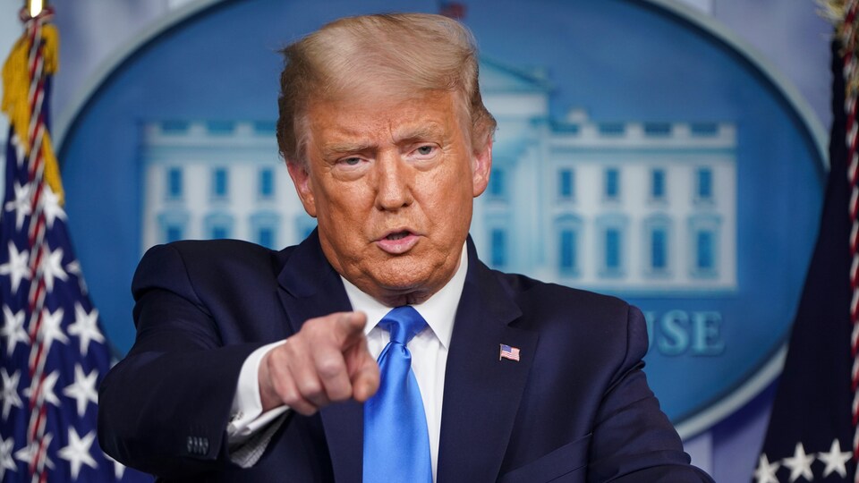 Donald Trump pointe le doigt vers un journaliste.