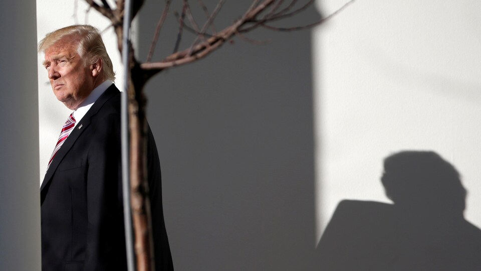 Donald Trump à l'extérieur de la Maison-Blanche, le 26 janvier 2017.