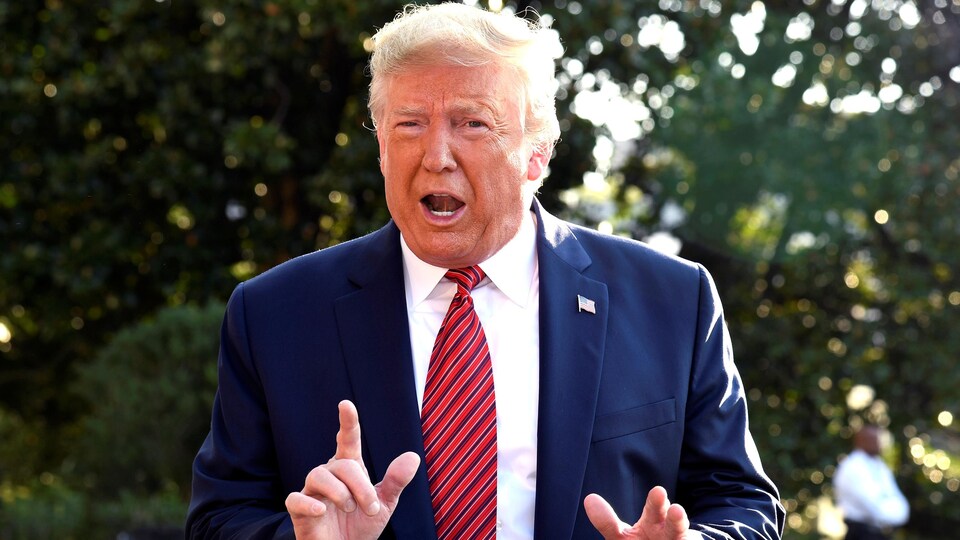 Le président américain, Donald Trump, s'adresse aux médias sur le terrain de la Maison-Blanche.