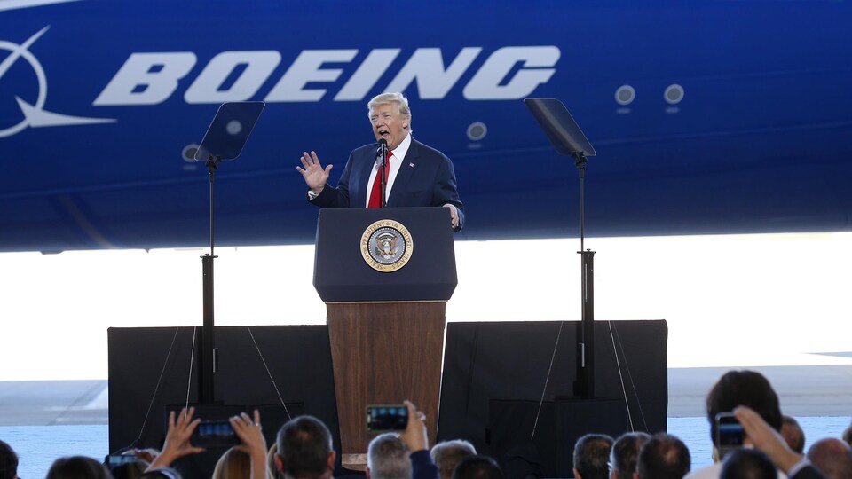 Le président des États-Unis, Donald Trump, prononce un discours lors de la présentation du Dreamliner 787-10 de Boeing, en Caroline du Sud, le 17 février 2017.