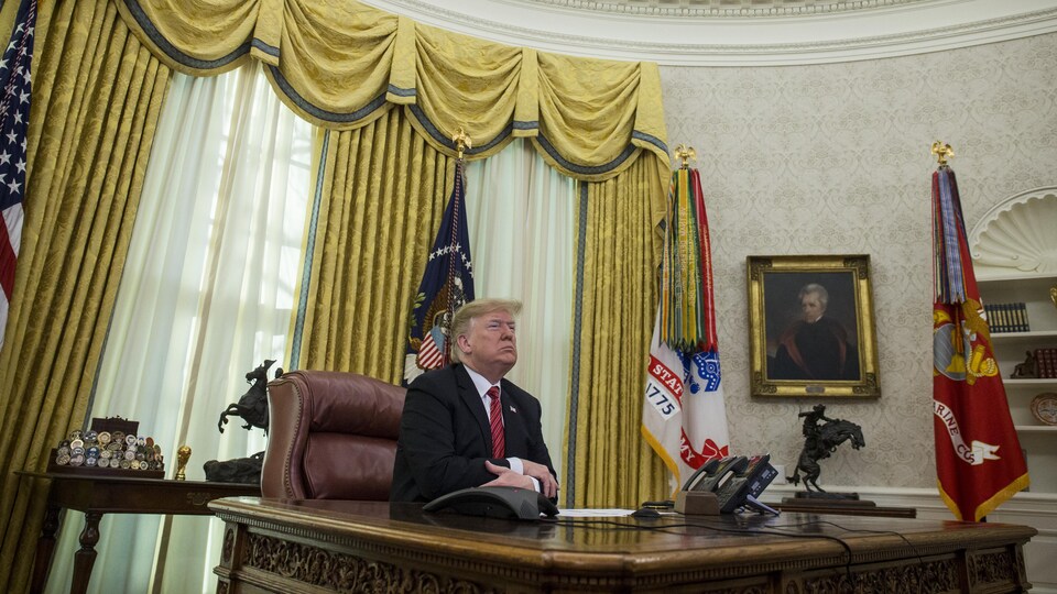 M. Trump, sur son fauteuil du bureau ovale, à la Maison-Blanche.