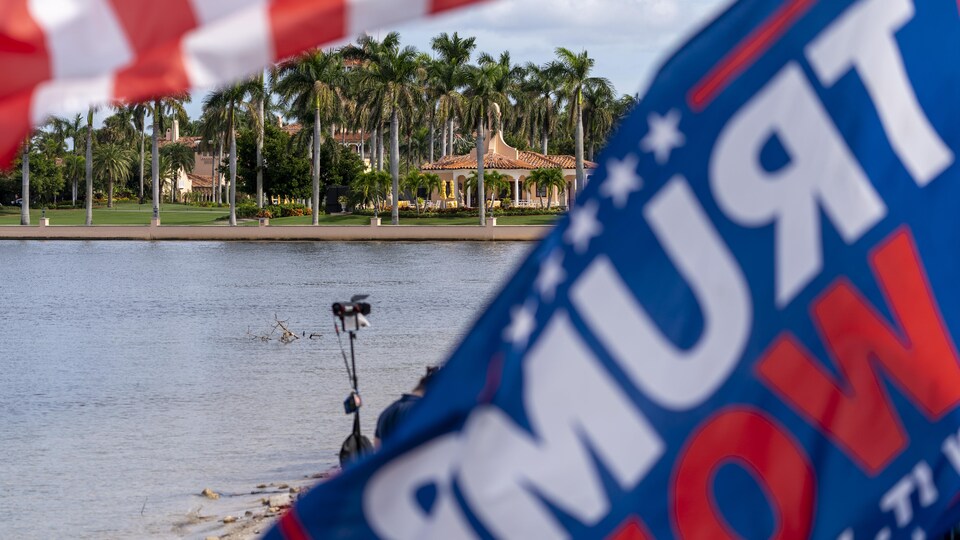 Un drapeau pro-Trump flotte devant sa résidence de Mar-a-Lago en Floride.
