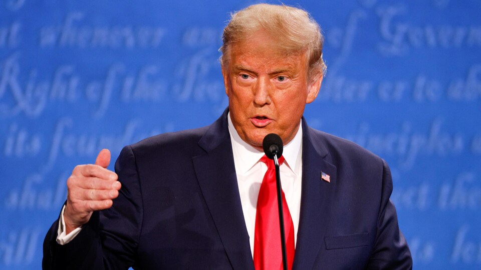 Donald Trump prend la parole lors d'un débat.