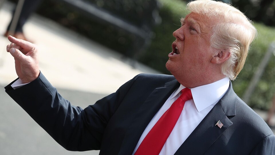 Donald Trump s'exprime devant les médias à l'extérieur de la Maison-Blanche.