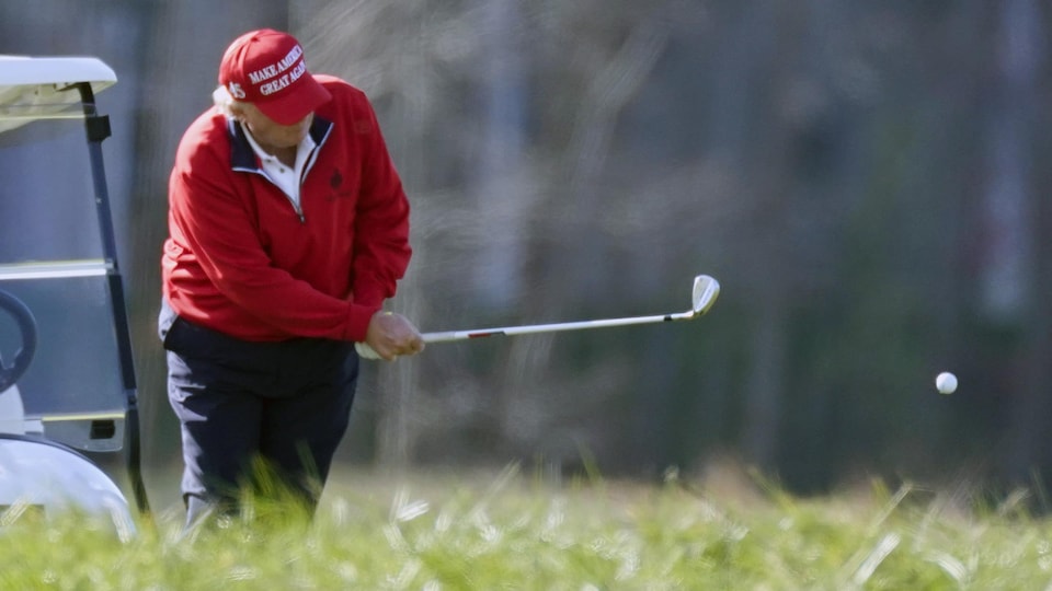 Donald Trump joue au golf.