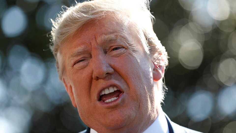 Vue en gros plan du président Trump, qui s'adresse aux journalistes à l'extérieur de la Maison-Blanche.