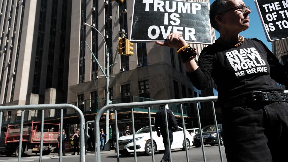 «Trump c'est fini», peut-on lire sur une pancarte brandie par des manifestants à New York.