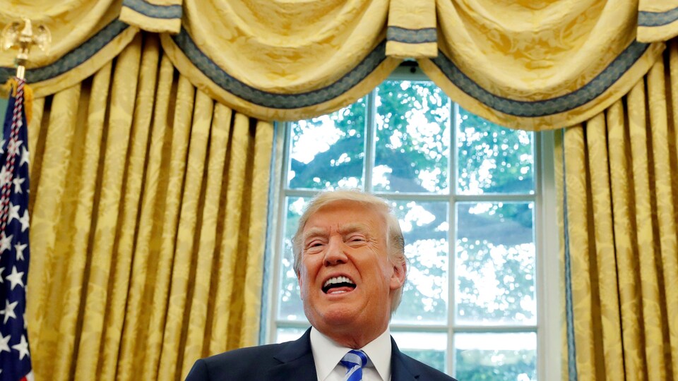 Le président américain Donald Trump s'adresse aux médias dans le bureau ovale.
