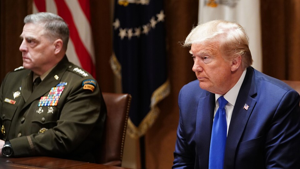 Le général Mark Milley assis à côté de Donald Trump.