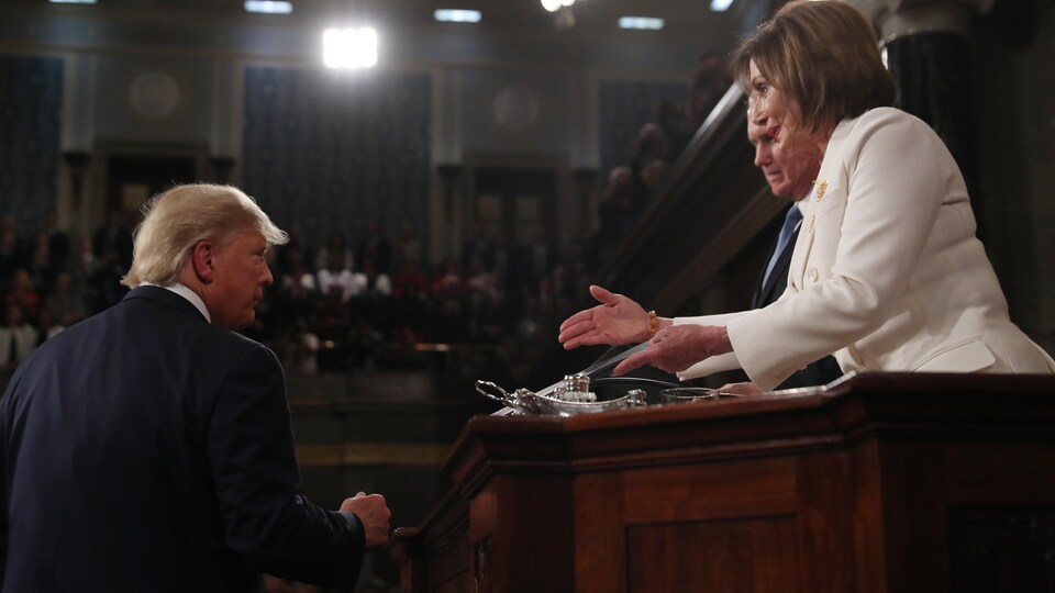 Nancy Pelosi propose au président Donald Trump de lui serrer la main, ce dernier se tourne vers le vice-président Mike Pence.