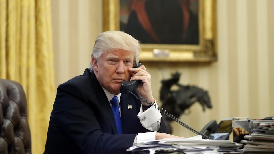 Donald Trump parle au téléphone dans le Bureau ovale. 