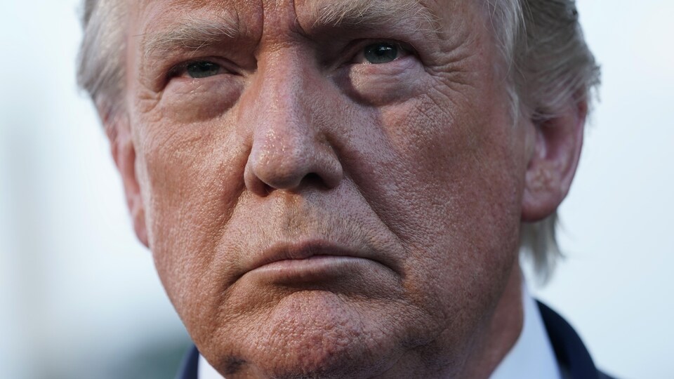 Gros plan du visage de Donald Trump.