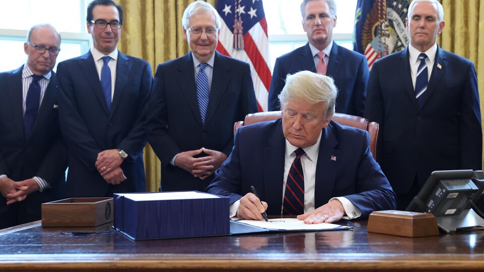 Donald Trump ratifie le document en compagnie de membres haut placés de son gouvernement et des leaders républicains du Sénat et de la Chambre des représentants.