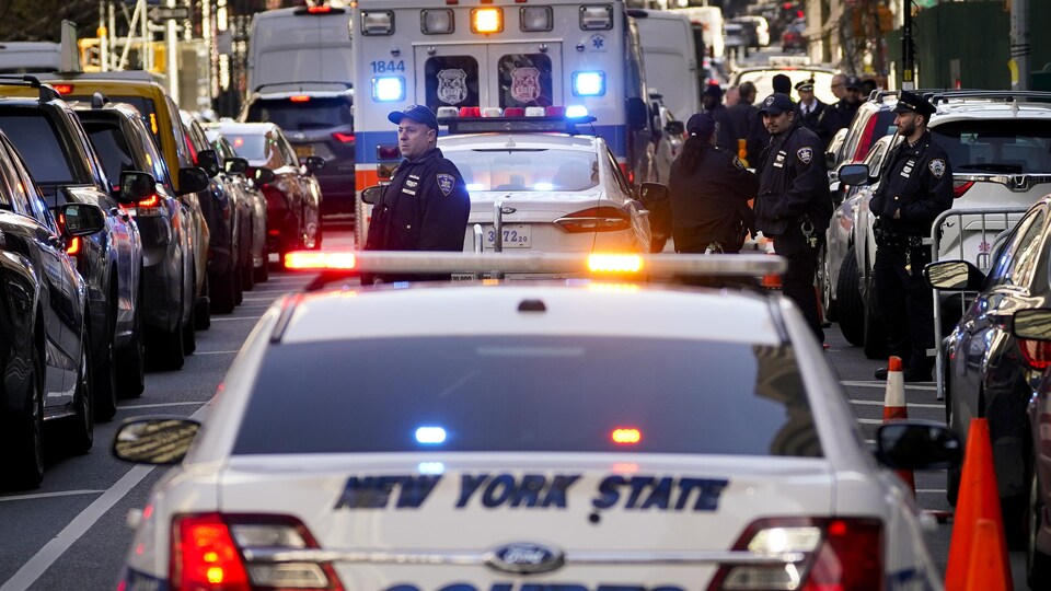 Des véhicules de police dans une rue de New York.