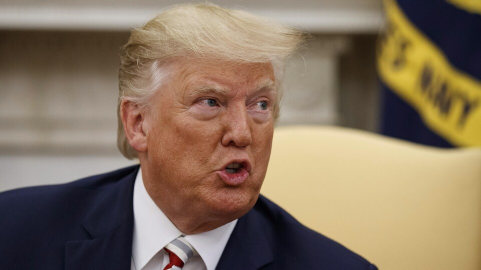 Le président américain Donald Trump assis dans un salon de la Maison-Blanche.