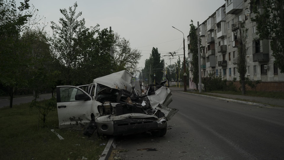 Une voiture détruite dans une attaque russe.