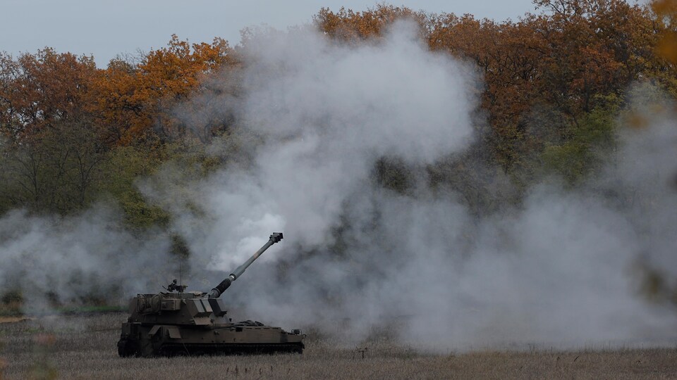 De la fumée autour d'un char ukrainien après un tir.