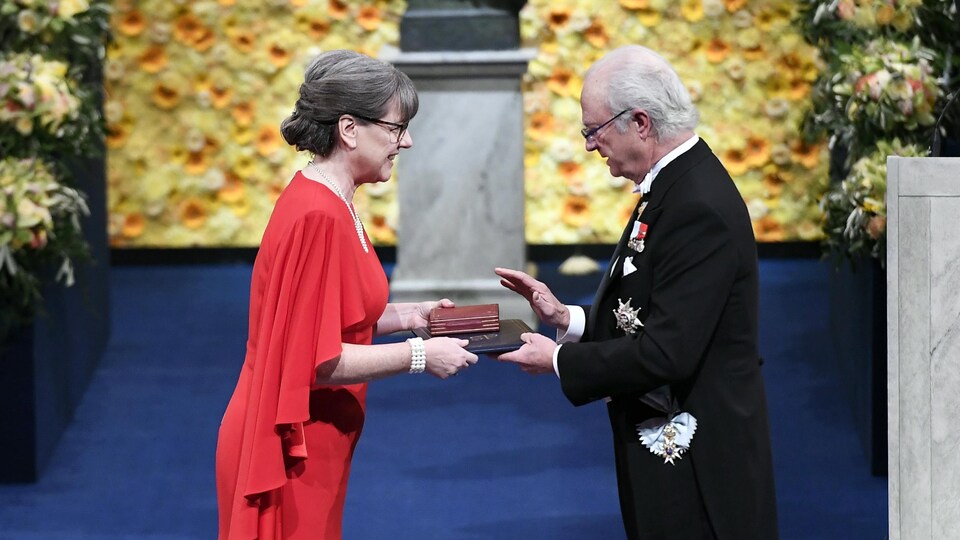 Une femme et un homme sur un podium