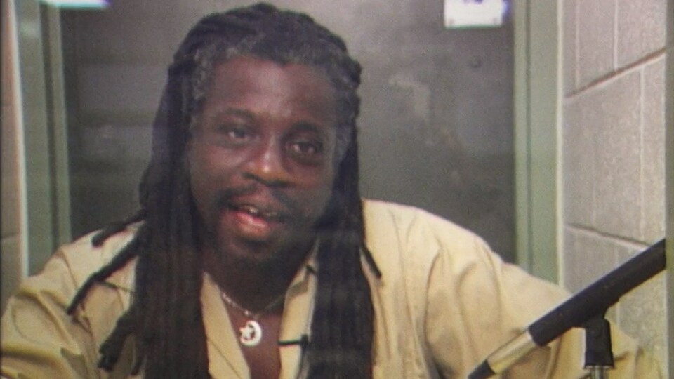 Mutulu Shakur, derrière la vitre d'une prison.