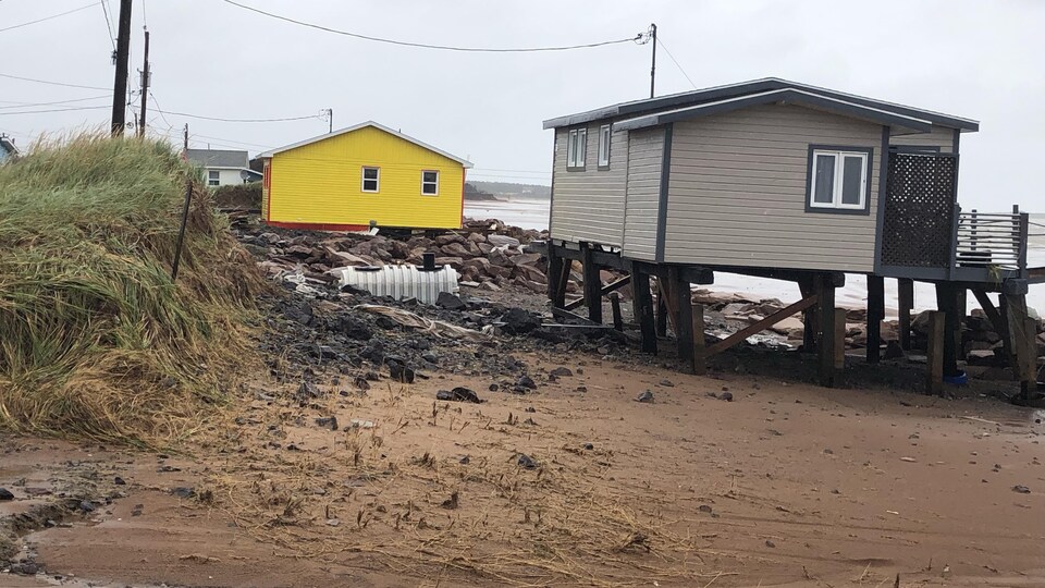 Un des chalets sur pilotis dont la base et la plage environnante ont été abîmé par la tempête.