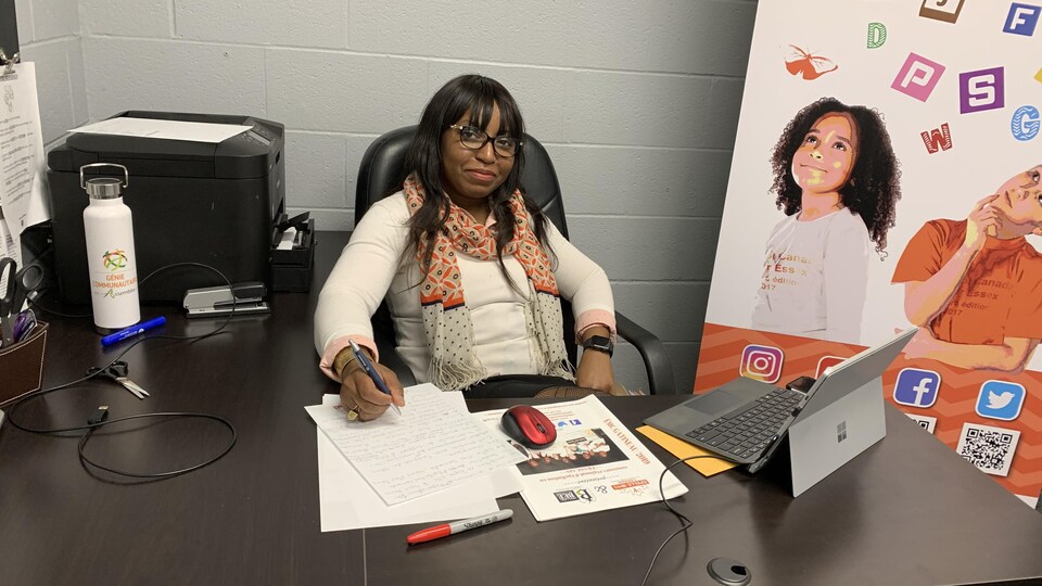 Une femme assise derrière un bureau