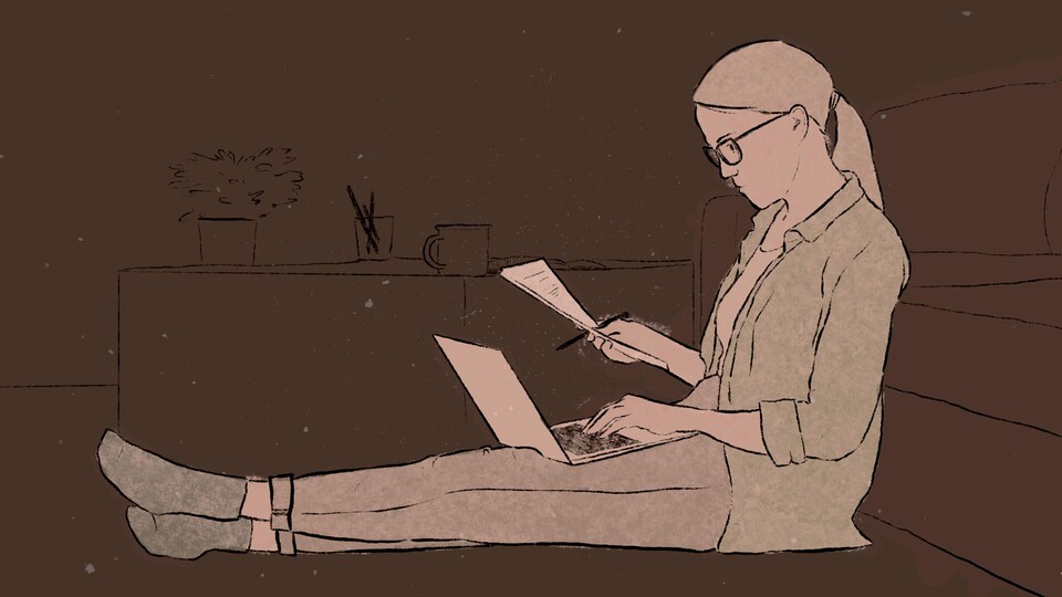 Illustration d'une jeune femme qui travaille à l'ordinateur en tenant un papier dans ses mains.