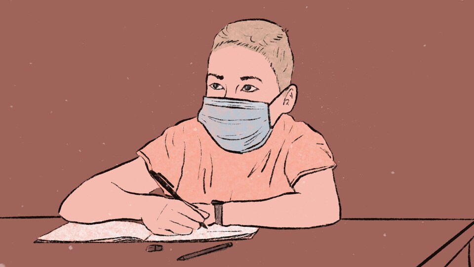 Illustration d'un garçon appuyé sur un pupitre d'école pendant un cours. Il porte un masque chirurgical.
