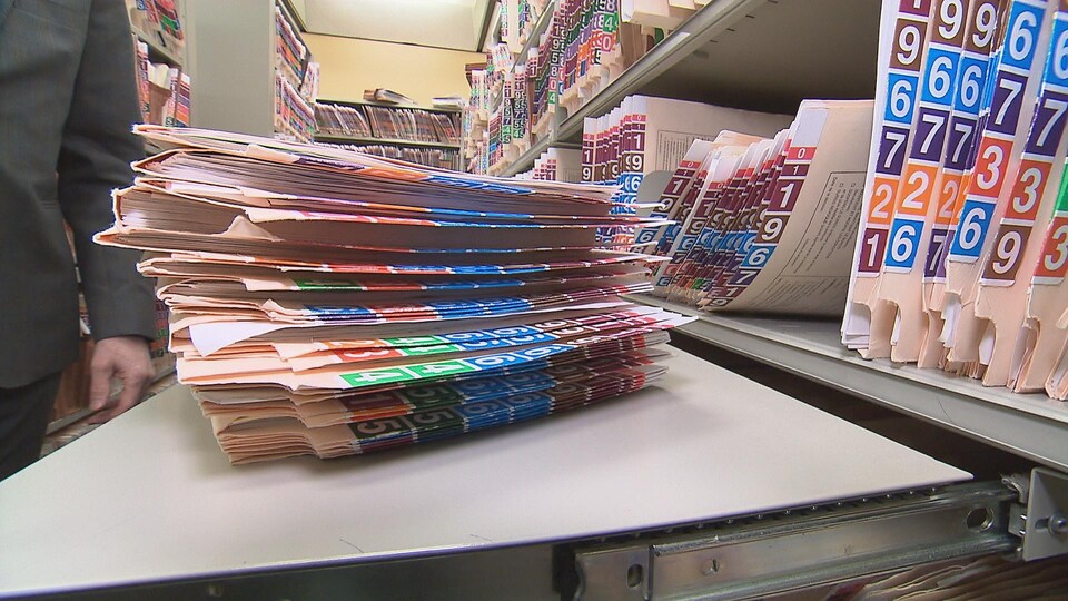Les dossiers s'empilent dans les cours criminelles du Québec.