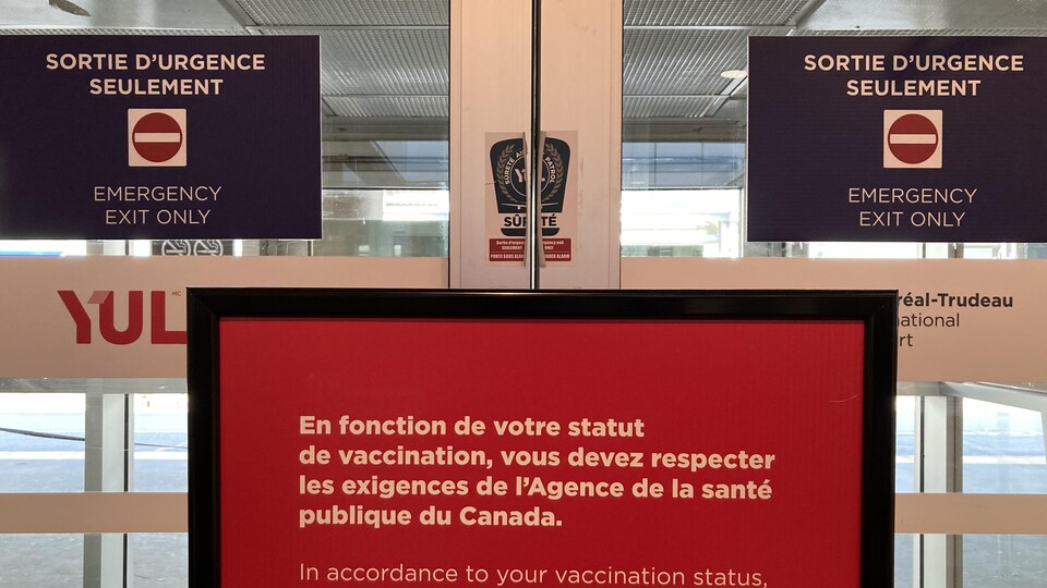 Des panneaux de l'Agence de la santé publique du Canada à l'aéroport.