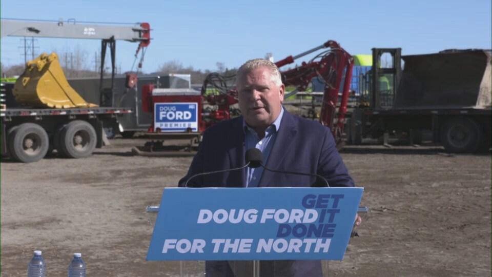 Doug Ford en conférence de presse.