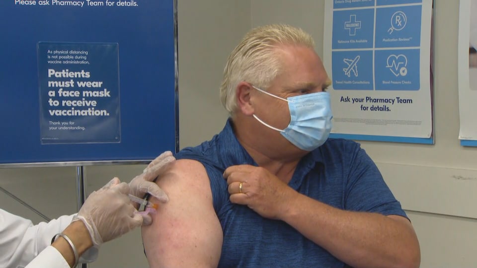 Doug Ford se fait injecter le vaccin dans l'épaule.