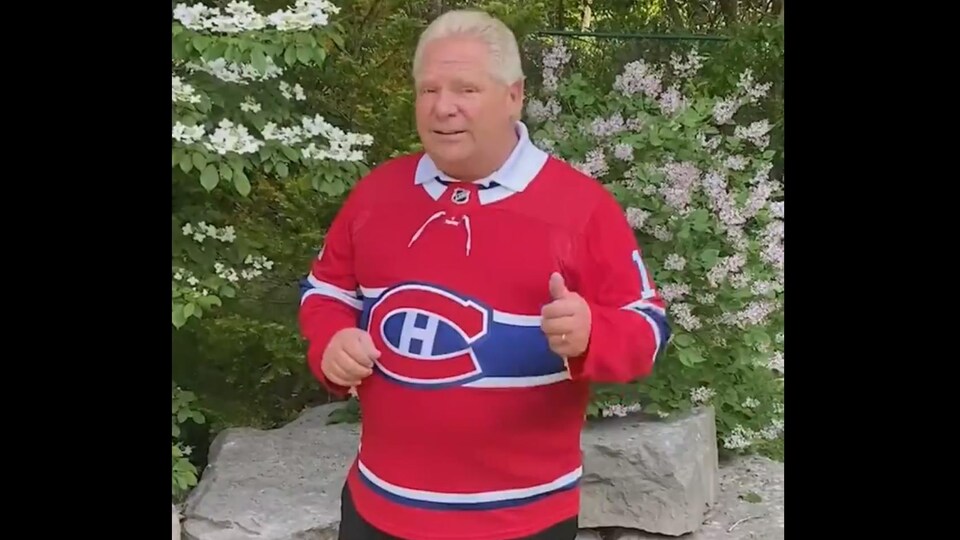 Doug Ford porte un chandail des Canadiens de Montréal