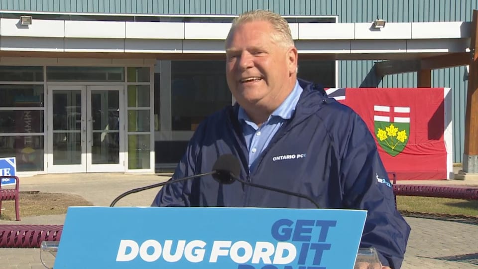 Doug Ford s'adresse aux médias pendant un arrêt de campagne à Timmins.