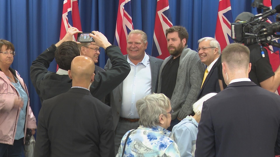 Doug Ford entouré de membres du parti ayant pris part au rassemblement de North Bay.