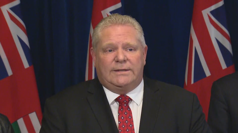 Doug Ford en conférence de presse.