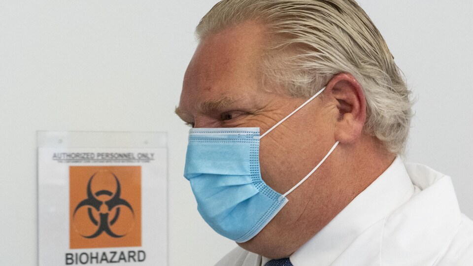 Doug Ford visite un laboratoire.