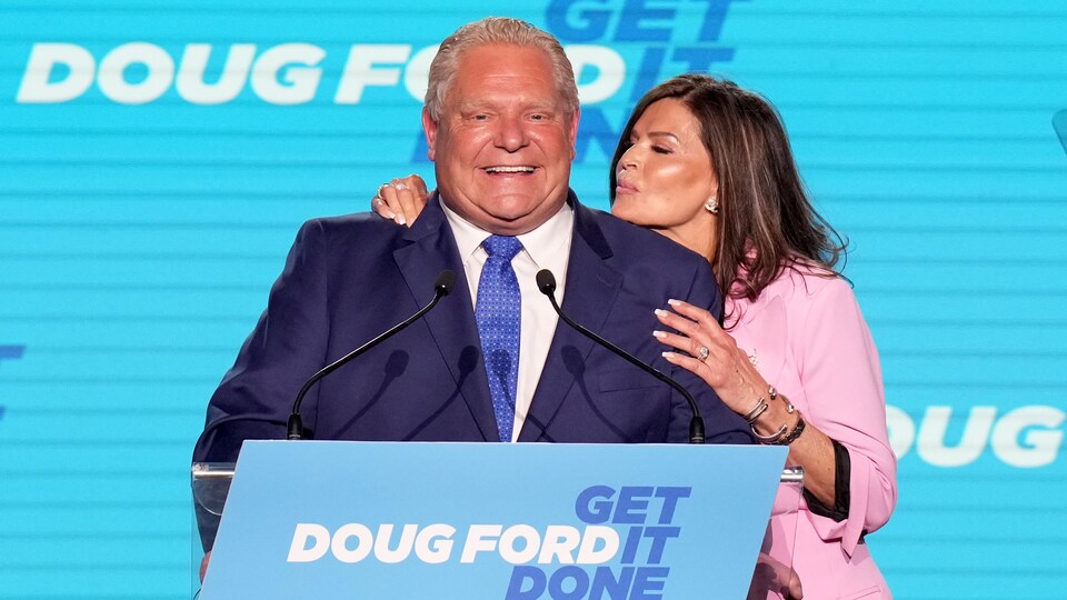 Le premier ministre de l'Ontario Doug Ford enlacé par son épouse le soir de sa réélection, à Toronto.