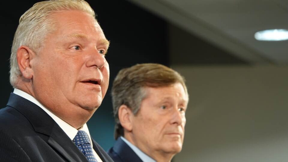 Doug Ford et John Tory à un point de presse.