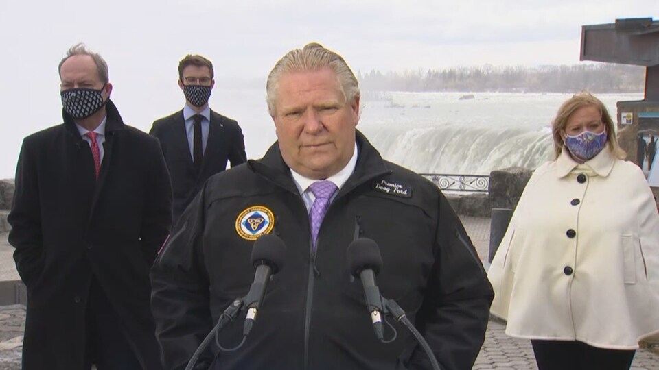 Doug Ford en point de presse devant les chutes Niagara.