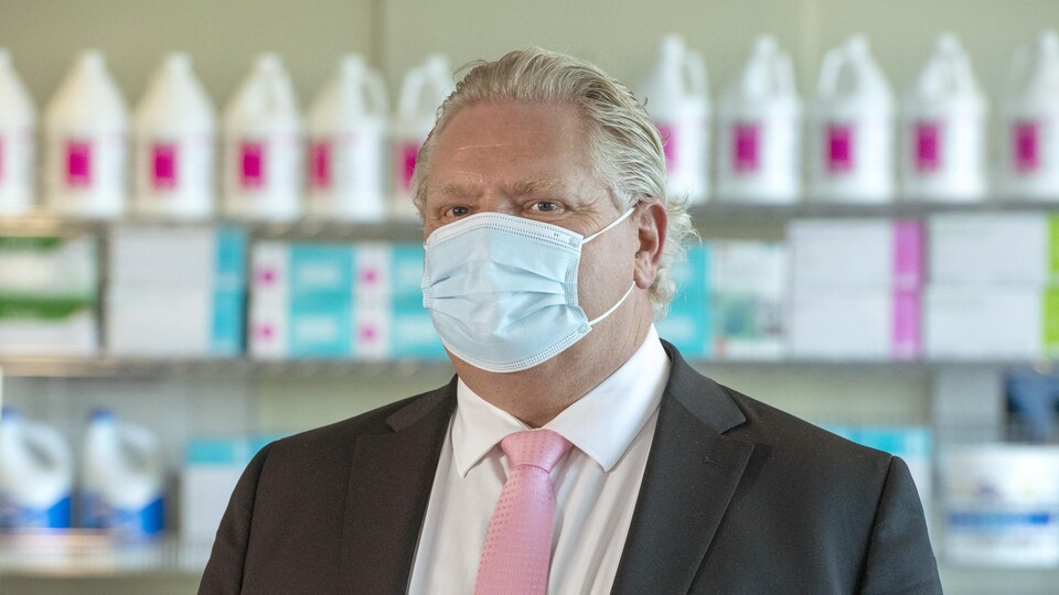 Doug Ford portant un masque.