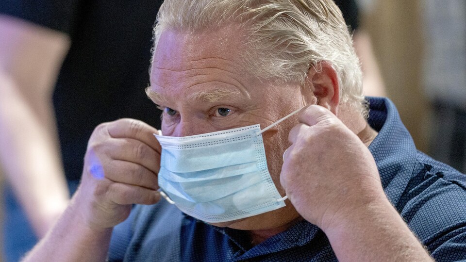 Doug Ford met un masque.