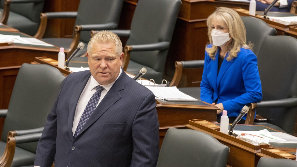Le premier ministre Doug Ford en période de questions aux côtés de sa ministre des Soins de longue durée, Merrilee Fullerton.