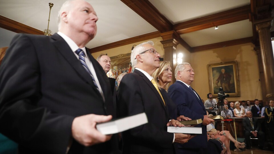 Doug Ford et certains de ses ministres.