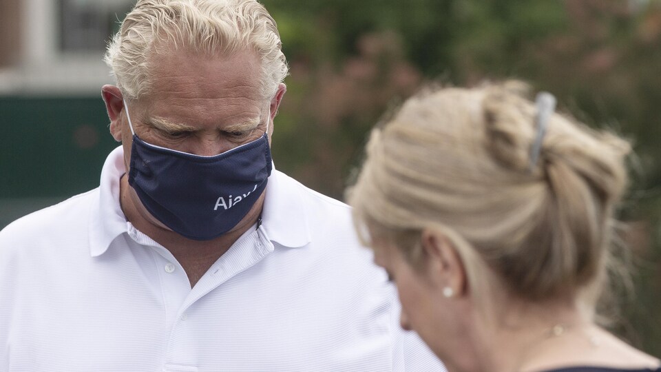 Doug Ford portant un masque.